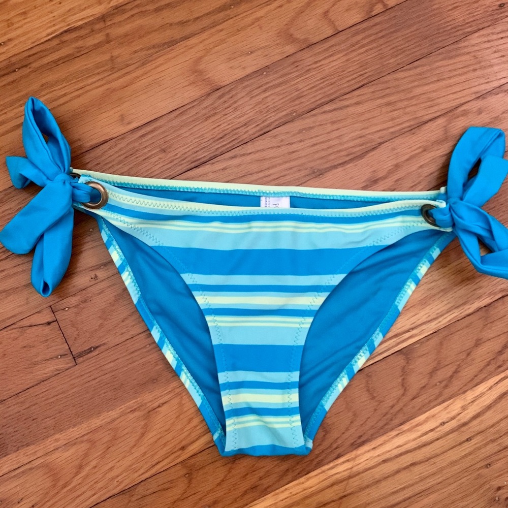 striped bikini bottoms💙 (NEVER WORN!!)